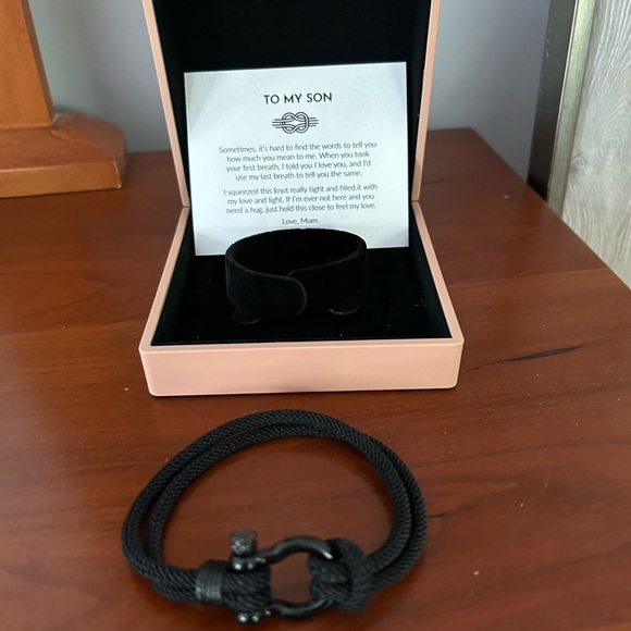 Bracelet - Picture 1 of 3